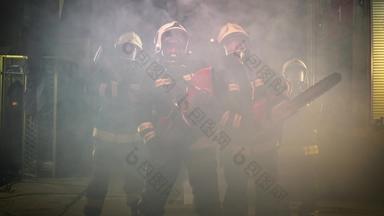 集团消防队员穿完整的设备氧气面具紧急救援工具圆形液压气体斧雪橇锤烟火卡车背景